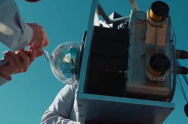 <p>Aselsan, hava araçlarını MANPADS ve diğer ısı güdümlü füzelerine karşı her yönden tam koruma sağlayacak YILDIRIM-100 Yönlendirilmiş Kızılötesi Karşı Tedbir (DIRCM) Sistemini geliştirmektedir.</p>
