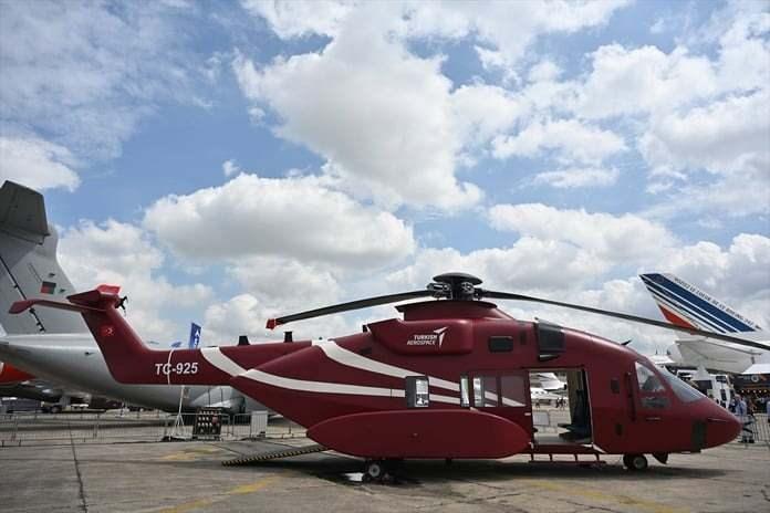 <p>T925 Genel Maksat Helikopteri, Türk Havacılık ve Uzay Sanayii (TUSAŞ) tarafından Deniz Kuvvetlerinin ihtiyaçları göz önüne alınarak geliştirilmektedir. Kanatları katlanabilen T925 ile TCG ANADOLU’ya iniş kalkış yapılabilecektir. 10 ton sınıfındaki helikopterle 20+ personel taşınabilmektedir.</p>
