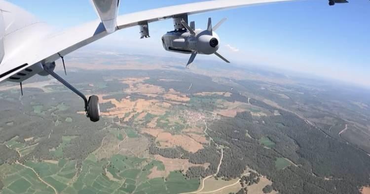 <p>Bayraktar Kemankeş (KAGEM), stratejik hedeflere karşı düzenlenecek harekatlarda kullanılmak üzere Baykar tarafından milli ve özgün olarak geliştirilmiş kanatlı gezen/dolanan mühimmattır.</p>
