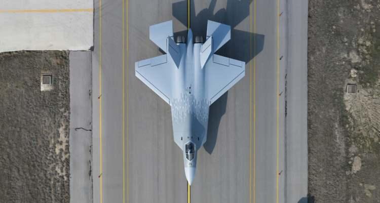 <p>KAAN projesi, Türkiye’nin savunma altyapısını modernleştirme ve gelecekteki zorluklara hazırlıklı olma kararlılığını vurguluyor. Projenin, Hava Kuvvetleri Komutanlığı envanterindeki yaşlanan F-16 uçaklarının yerini alması ve 2030’lu yıllardan itibaren aşamalı olarak uygulamaya alınması planlanıyor.</p>
