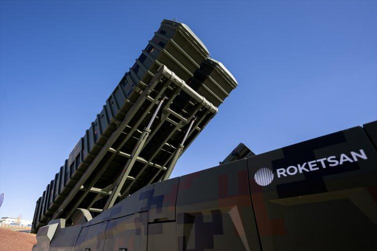 <p><strong>"2019 yılından bu yana mini/mikro İHA ve dronlar gibi asimetrik tehditleri etkisiz hale getirebilen ALKA'yı yeni yeteneklerle geliştirmeye devam ediyoruz. Bu kapsamda gelişen tehdit tiplerini analiz ederek ALKA'nın hedefleri arasına konvansiyonel küçük silahlarla hedef alınması çok zor olan, hızı ve çevikliğiyle bilinen FPV (First-Person View) dronları da ekledik. Böylelikle ülkemiz özellikle son yıllarda önemli terör tehdidi olmaya başlayan kamikaze FPV dronlara karşı da önemli bir savunma yeteneği kazandı.</strong></p>

<p> </p>
