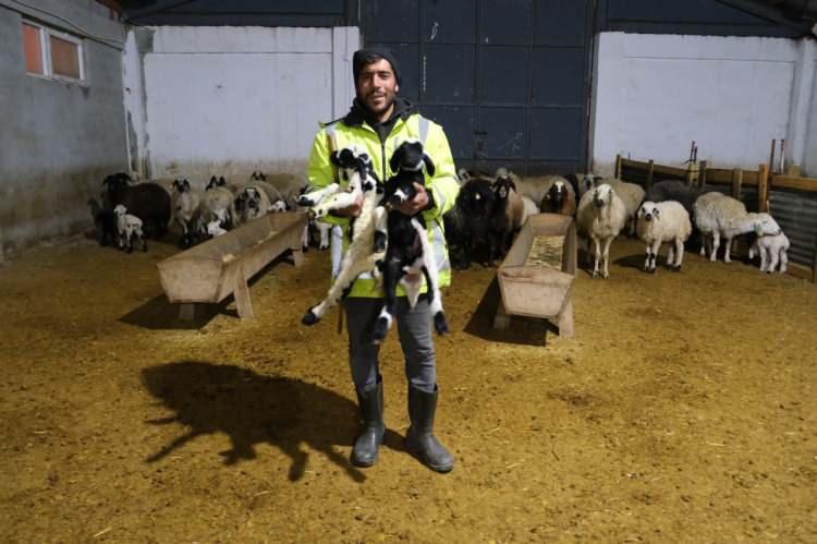 <p><span style="color:#A52A2A"><strong>"ALLAH DEVLETİMİZDEN RAZI OLSUN"</strong></span></p>

<p> </p>

<p>Devlet desteğiyle 500 küçükbaş hayvan kapasiteli bir işletme kurduklarını ifade eden Şimşek, mesleklerinin baba mesleği olduğunu belirterek, <strong>"Bu imkânlarla güzel bir işletme açtık, zaten yapıyorduk ve devam edeceğiz. Allah devletimizden razı olsun, bu imkanlarla çiftliğimizi kurduk​."</strong> dedi.</p>

<p> </p>

<p>Sağlanacak yeni desteklerle hayvan sayısını 1000'e çıkarabileceğini söyledi.</p>
