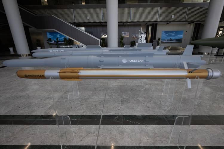 <p>Yıl boyunca Türk Silahlı Kuvvetlerinin vurucu ve caydırıcı gücünü artırmaya yönelik kara, hava ve deniz platformlarında birçok kritik sistemin teslimatını gerçekleştirdiklerini, yerli ve milli savunma teknolojilerinin atışlı testlerini başarıyla tamamlayarak sahada başarısını bir kez daha kanıtladıklarını anımsatan İkinci, <strong>"Tam bağımsız savunma sanayi hedefi doğrultusunda yürüttüğümüz AR-GE çalışmaları, şirketimizin stratejik gücünün temelini oluşturmaya devam ediyor. Bu kapsamda 2025 yılında AR-GE bütçemizi 10,5 milyar liranın üzerine çıkararak uydu fırlatma, ileri malzeme, enerji depolama, terminal güdüm ve yenilikçi silah sistemleri gibi alanlarda geleceği şekillendirecek projelere yatırımlarımızı sürdürdük." </strong>diye konuştu.</p>
