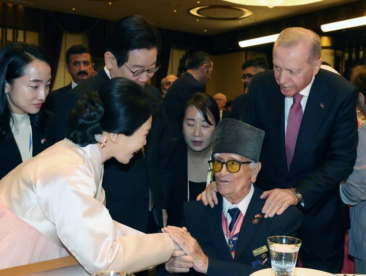 <p><span style="color:rgb(67, 67, 67)"> Yemeğe, Kore gazileri de katıldı. Cumhurbaşkanı Erdoğan ile Güney Kore Devlet Başkanı Lee ve eşi Kim, gazilerle yakından ilgilendi.</span></p>
