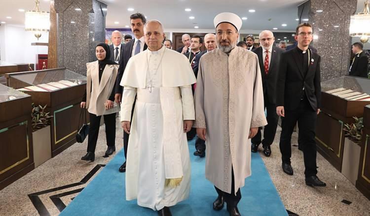 <p>Papa 14. Leo, Külliye'deki temaslarının ardından Diyanet İşleri Başkanlığına giderek Diyanet İşleri Başkanı Safi Arpaguş ile görüşmüştü.</p>
