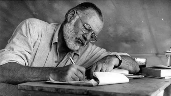 <p>Ernest Hemingway'in annesi, yazarın çocukken kız olmasını istediği için onu ve ablasını pembe çiçekli elbiselerle giydirirdi.</p>
