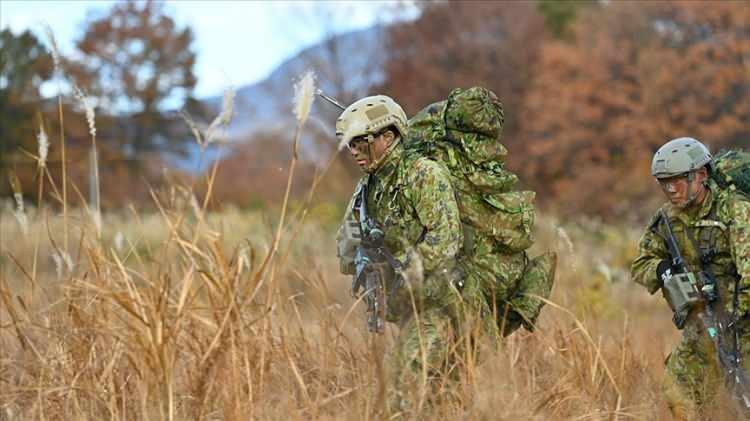 <p>Japon Anayasası, ülkenin savaş ilan etmesini yasaklar. Japonya, savaş potansiyeli olan bir orduya sahip olamaz.</p>

<p> </p>

<p> </p>

<p>Kaynak: Akşam.com.tr</p>
