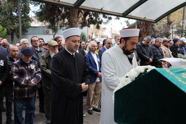 <p>Dr. Ali Başak Karatay'ın cenazesi, Moda Camii'nde kılınan öğle namazının ardından Nakkaştepe Mezarlığı'ndaki aile kabristanına defnedilecek.</p>
