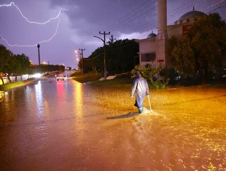 <p><span style="color:rgb(67, 67, 67)">İzmir kent merkezi ve kıyı ilçelerinde etkili olan sağanak ve kuvvetli rüzgar yaşamı olumsuz etkiledi.</span></p>
