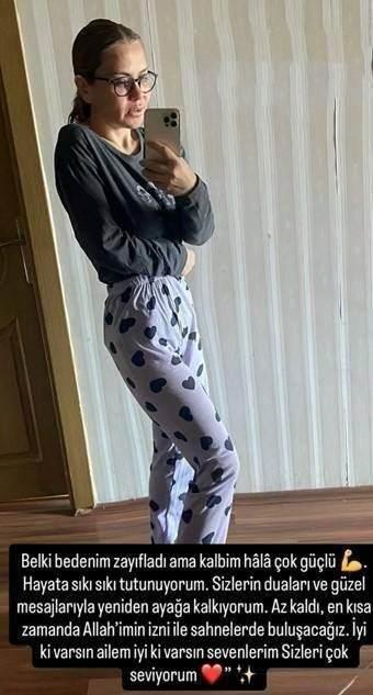 <p><strong>Geçtiğimiz aylarda beyninde kitle belirlendiğini açıklayan ünlü şarkıcı "Teslimiyetim tamdır, sabırla ve inançla bu yolda ilerleyeceğim. Allah'ın izniyle bu sınavı da aşacağıma inanıyorum." sözleriyle takipçilerine içini dökmüştü.</strong></p>
