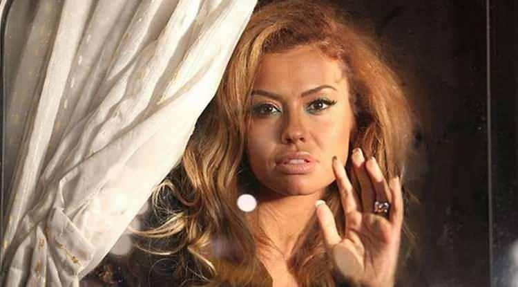 <p><strong>"Katmer Katmer" isimli şarkısıyla 2000'li yıllarda fırtına gibi esen ünlü şarkıcı Lara, bir süredir yaşadığı sağlık sorunları nedeniyle zor zamanlar geçiriyor. </strong></p>
