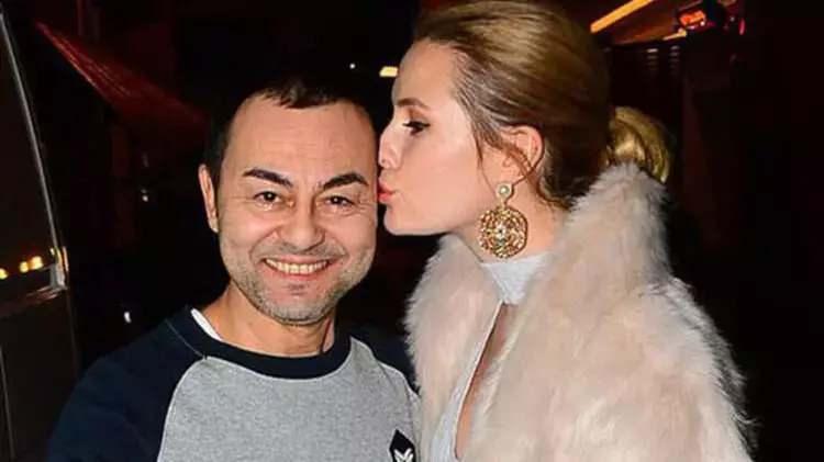 <p>İddiaya göre ünlü şarkıcı,<span style="color:#800080"><em><strong> "Bunları İstanbul'daki gecekondu mahallelerine dağıt, hediyem olsun" </strong></em></span>diyerek adeta bir <strong>intikam hamlesi</strong> yaptı. </p>
