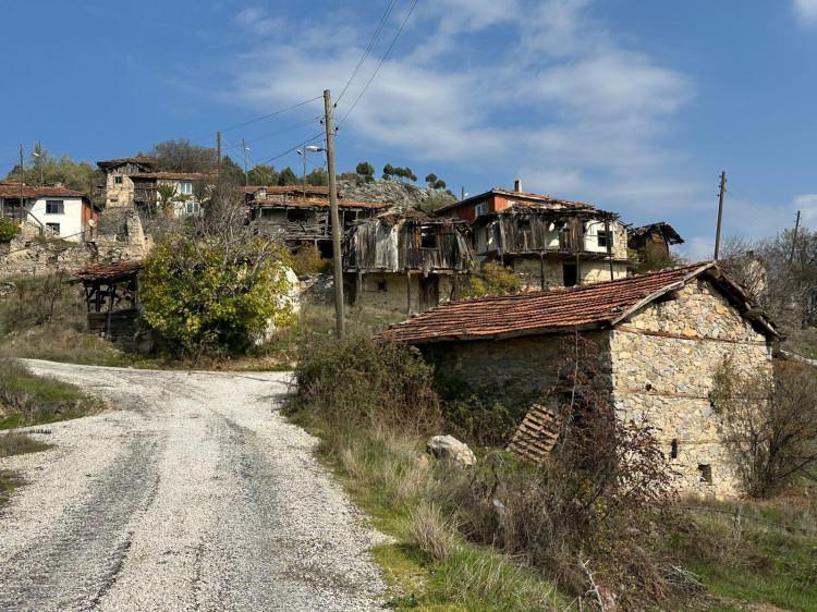 <p>1994'ten sonra uzun süre boş kalması üzerine 2008'de statüsü iptal edilerek yakınındaki kırsal Bademli Mahallesi'ne bağlanan Çökene Mahallesi'ne 10 yıl önce tekrar dönüş başladı.</p>

<p> </p>
