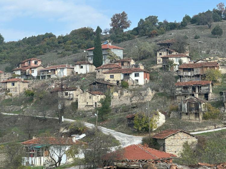 <p><span style="color:#B22222"><strong>Susuzluk dağıttı şimdi 4 kişi yaşıyor</strong></span></p>

<p> </p>

<p><br />
Fadime Kaya (64), hem ilçeye hem Bursa'ya uzak olan Çökene'de yaşamın kolay olmadığını ancak ata toprağından, memleketlerinden fazla uzak kalamadıklarını belirterek, su sorunu çözülünce döndüklerini anlattı.</p>
