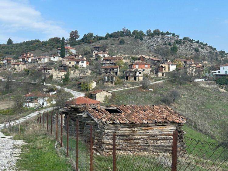 <p> Su olmayınca köy halkının dağıldığını ve bir daha geri dönmediğini dile getiren Kaya, <em><strong>"Şimdi sadece 3 hanede duman tütüyor. Diğer iki hanede eşleri vefat etmiş kadınlar yaşıyor. Önceden 50'den fazla hanenin bulunduğun mahallede şimdi 4 kişiyiz" </strong></em>dedi.</p>
