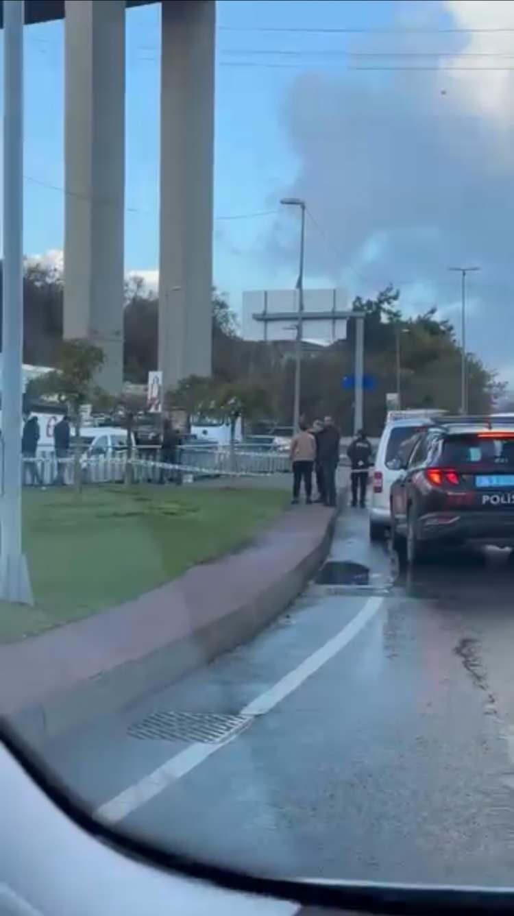 <p><span style="color:#A52A2A"><strong>TAKSİDE ÖLÜM PUSUSU</strong></span></p>

<p> </p>

<p>Trafikte duraklayan taksinin kapısını açan Nuran Şimşek, araçtan inmeye çalıştı.</p>

<p> </p>

<p><span style="color:#A52A2A"><em><strong>Silahını çeken Enis S., Şimşek'in arkasından ateş etti.</strong></em></span></p>

<p> </p>

<p>Enis S. daha sonra kendisine tepki gösteren taksici Ali Y.'ye de silahını doğrulttu.</p>
