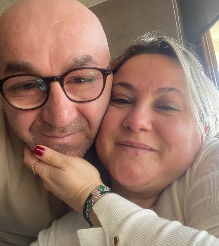 <p><span style="color:rgb(165, 42, 42)"><strong>"SENİ SEVİYORUM NEDEN CEVAP VERMİYORSUN"</strong></span></p>

<p>&nbsp;</p>

<p>İfadesinin devamında Enis S., olay g&uuml;n&uuml; sabah saatlerinde işe gidiş saatini bildiği Nuran Şimşek&rsquo;in evinin &ouml;n&uuml;ne gelip beklemeye başladığını s&ouml;yledi.</p>

<p>&nbsp;</p>

<p>Bu sırada binadan &ccedil;ıkan Şimşek&rsquo;i g&ouml;ren Enis S.&rsquo;nin kendisine sarılarak&nbsp;<strong>"Seni seviyorum, bana neden b&ouml;yle yapıyorsun cevap vermiyorsun"</strong>&nbsp;dediği &ouml;ğrenildi.</p>

<p>&nbsp;</p>

<p>Nuran Şimşek&rsquo;in ise kendisine&nbsp;<strong>"Komşular g&ouml;r&uuml;yor ayıp oluyor"</strong>&nbsp;dediğini, bunun &uuml;zerine Şimşek ve Enis S.&rsquo;nin binanın &ouml;n&uuml;ne gelen taksiye bindiklerini s&ouml;ylediği de &ouml;ğrenildi.</p>
