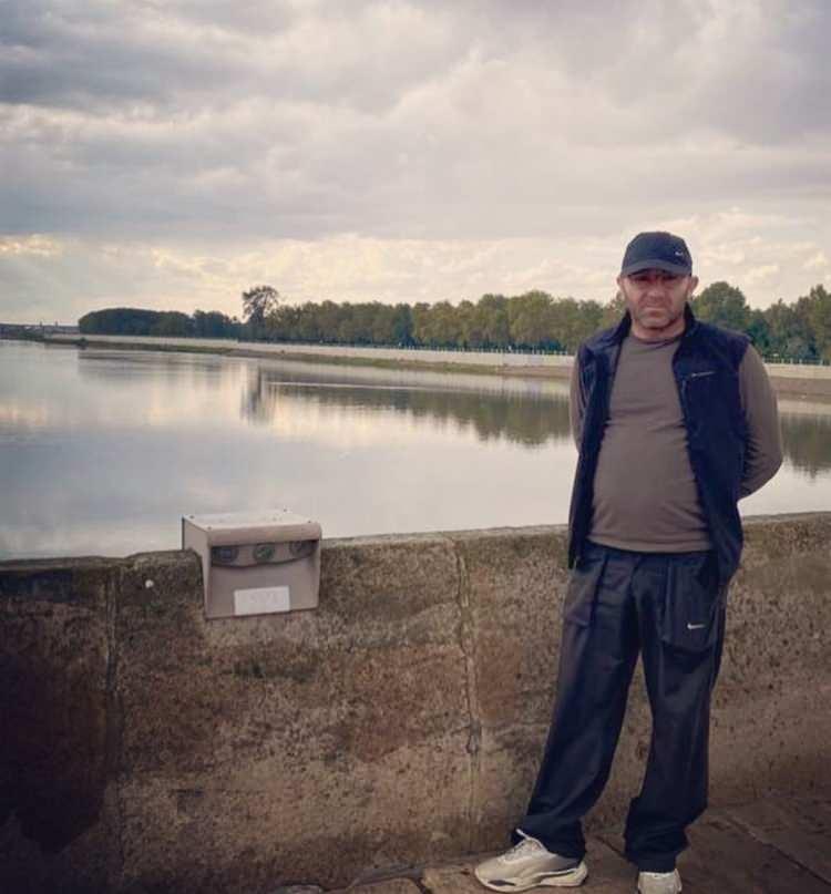 <p><span style="color:#A52A2A"><strong>G&Ouml;ZALTINA ALINDI</strong></span></p>

<p>&nbsp;</p>

<p>Ş&uuml;pheli daha sonra Kağıthane Devriye Ekipler Amirliği polisleri tarafından olayda kullandığı silahla g&ouml;zaltına alındı.</p>

<p>&nbsp;</p>

<p>Nuran Şimşek'in cansız bedeni Cumhuriyet Savcısı ve olay yeri inceleme ekiplerinin &ccedil;alışmasının ardından Adli Tıp Kurumu Morguna g&ouml;t&uuml;r&uuml;ld&uuml;.</p>

<p>&nbsp;</p>

<p>Enis S. ve Şimşek'in ikinci evliliklerini yaptıkları,<em><strong> her ikisinin de ilk evliliklerinden birer &ccedil;ocukları olduğu &ouml;ğrenildi.</strong></em></p>

<p>&nbsp;</p>

<p>Polis olayla ilgili soruşturma başlattı.</p>
