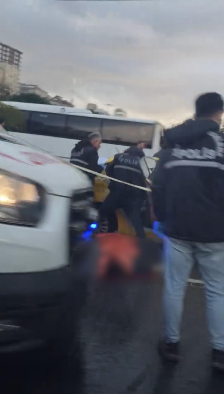 <p><span style="color:#A52A2A"><strong>SİLAHLA BAŞINDAN VURUP &Ouml;LD&Uuml;RD&Uuml;&nbsp;</strong></span></p>

<p>&nbsp;</p>

<p>Kurşunun başına isabet etmesi sonucu yere yığılan kadın olay yerinde hayatını kaybetti.</p>

<p>&nbsp;</p>

<p><span style="color:#A52A2A"><strong><em>Şimşek'in &ccedil;enesinin altından 2 el daha ateş ettiği &ouml;ğrenilen Enis S.,</em></strong></span> yaya olarak Hasdal istikametine doğru ka&ccedil;tı.</p>
