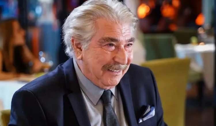 <p><strong>Soruları gülerek yanıtlayan Özyağcılar, "Gelin bakın bacağım sağlam. Havalimanı çok büyük, insan yoruluyor. Ondan oturdum tekerlekli sandalyeye. 8 km yol git git bitmiyor. Sağ olsun görevliler yardım etti bana" ifadelerini kullandı.</strong></p>
