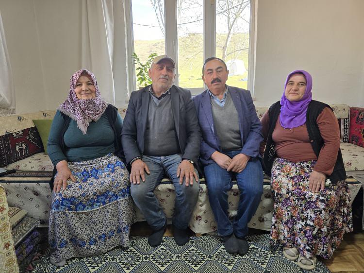 <p>Evlendiklerinde, çocuklarını büyütürken bile aynı evde birbirinden ayrılmayan Haydar-Bayram kardeşler, eşlerinin de zamanla bu duruma alıştıklarını söylüyor.</p>

<p>Çevredekilerin, komşu ve akrabaların yorumlarına aldırış etmeyen Açıkel ailesi, bir arada yaşamaktan memnun.</p>
