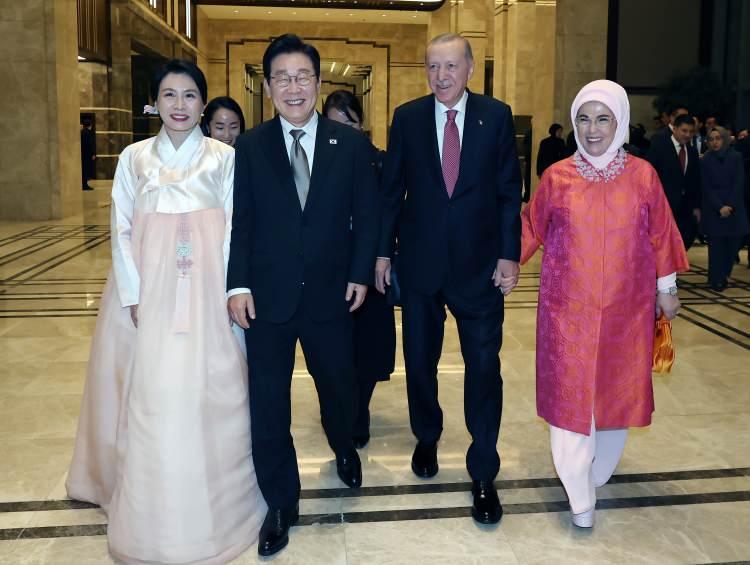 <p><span style="color:rgb(67, 67, 67)">Cumhurbaşkanı Recep Tayyip Erdoğan ile eşi Emine Erdoğan, Güney Kore Devlet Başkanı Lee Jae Myung ve eşi Kim Hye-kyung  onuruna yemek verdi.</span></p>
