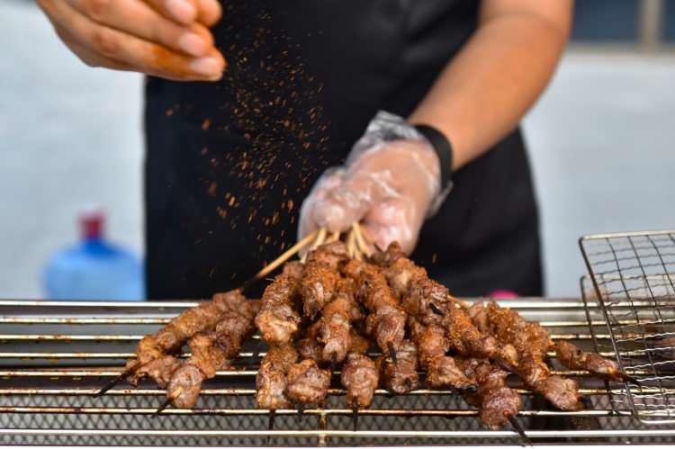 <p><span style="color:#B22222"><strong>28- KUZU ŞİŞ: </strong></span></p>

<p> </p>

<p>Türkiye’de “şiş kebap” olarak anılan kuzu şiş, özenli terbiyesi ve pişirme tekniğiyle öne çıktı.</p>
