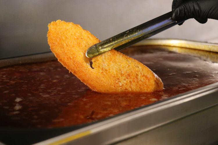 <p>İlikli kemik suyu, kırmızı toz biber, sarımsak ve soğanla hazırlanan özel sosta ıslatılan ekmekleri ve Adapazarı'na özgü köfteleriyle şehrin vazgeçilmez tatları arasında yer alan tescilli lezzet, bu yıl uluslararası arenada da büyük bir başarıya imza attı. </p>
