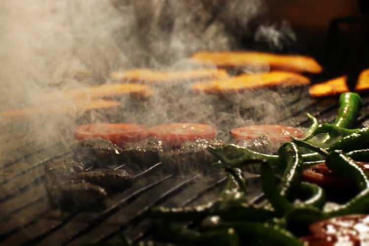 <p>Coğrafi işaretli yemek hakkında bilgiler veren restoran işletmecisi Musa Kocaoğlu, "Bu lezzeti tatmak için 81 ilin yanı sıra yurtdışından da geliyorlar. Yoksulluktan, fakirlikten gelen bir lezzet Sakarya'dan çıkarak dünya listelerinde yer aldı bizleri gururlandırarak mutlu etti. Islama köftenin yanında da en çok tercih edilen yine şehrimizin coğrafi işaretli olan kabak tatlısıdır. İşletmemizde 4'üncü kuşak olarak yeğenlerimizle beraber devam ediyoruz. Biz bayrağımızı onlara vereceğiz onlarda bunu daha yukarı taşıyacak" diye konuştu.</p>
