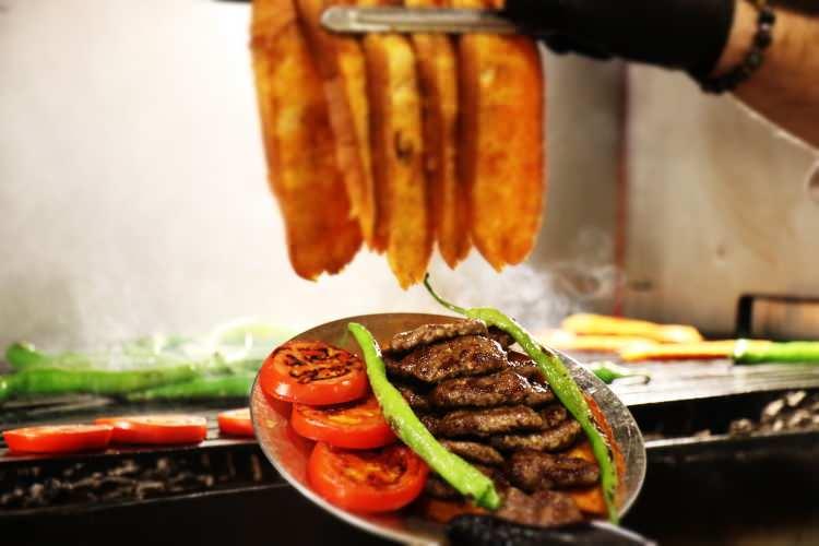 <p><span style="color:#B22222"><strong>FAKİRLİKTEN YAPILDI DÜNYA MUTFAĞINA GİRDİ </strong></span></p>
