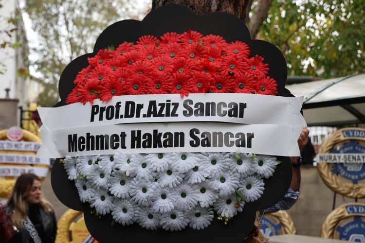 <p>Cenazeye Nobel ödüllü Türk bilim adamı Prof. Dr. Aziz Sancar tarafından çelenk yollandı.</p>

