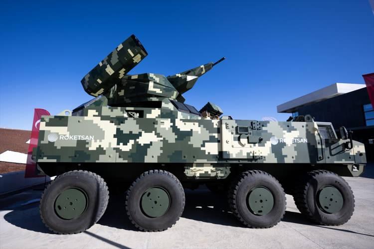 <p>Türk savunma sanayisi bünyesinde geliştirilen ve caydırıcılık anlamında "pençe" olarak da nitelendirilen milli füze ve silah sistemlerinin yetenekleri artıyor, seri üretimleri hızlanıyor.</p>

<p> </p>
