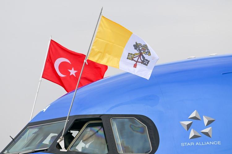 <p>Ayrıca uçakta Türk bayrağının olması da dikkat çekti.</p>
