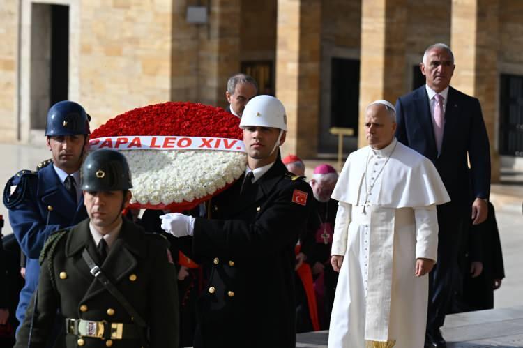 <p>Leo'nun Roma takımını tuttuğu ve bir taraftarın aktarımına göre “Forza Roma” diye tezahürat yaptığı belirtiliyordu.</p>

<p> </p>

