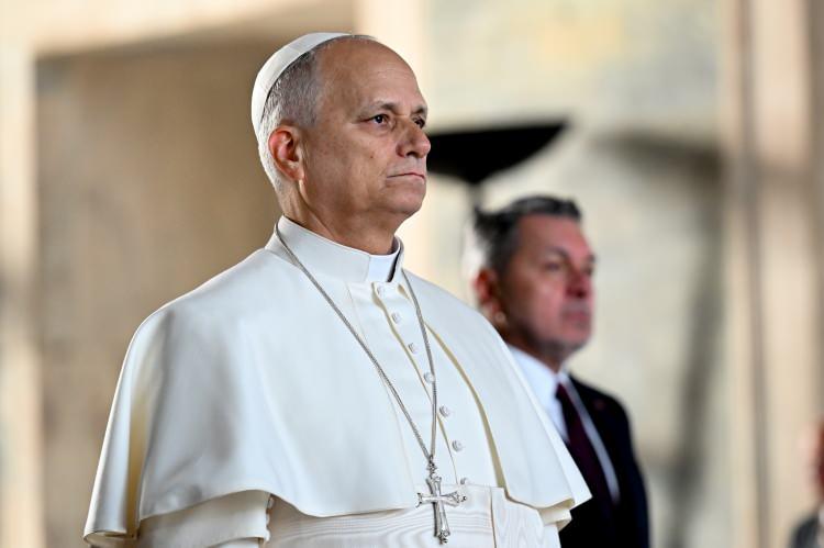 <p>Francis'in 21 Nisan’da hayatını kaybetmesi Fener Rum Patriği Bartholomeo ile gerçekleşecek töreni de belirsiz kılmıştı.  8 Mayıs 2025 tarihinde yeni Papa seçilen 14. Leo’nun 26 Mayıs’ta Türkiye’ye gelip gelmeyeceği merak edilirken, bu ziyaretin gerçekleşeceği açıklanmıştı. Leo, bu ziyareti şimdi gerçekleştiriyor</p>

<p> </p>
