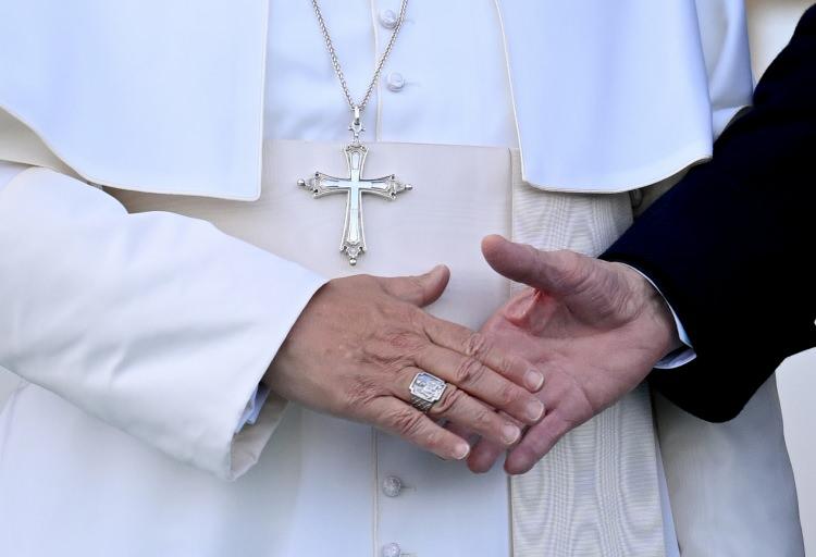 <p><span style="color:#B22222"><strong>YÜZÜK VE KOLYESİ</strong></span></p>

<p> </p>

<p>Papa'nın parmağındaki balıkçı yüzüğü ve boynundaki haçlı kolyesi de dikkat çekti.</p>
