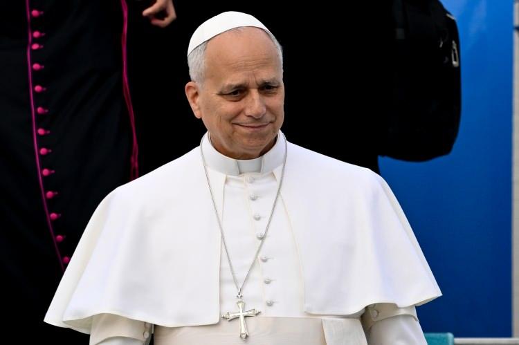 <p>Papa XIV. Leo'nun sloganı IN ILLO UNO UNUM ("Bir'de, biz biriz") armanın en altında yer aldı.</p>
