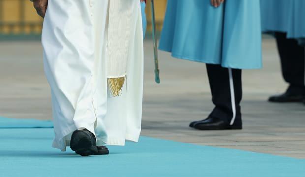 <p>Leo, gösterişli tören kıyafetleri, Papa'ların standart tercihi haline gelen kırmızı renkli ayakkabı gibi tercihlerde de bulunmuyor. </p>

<p> </p>
