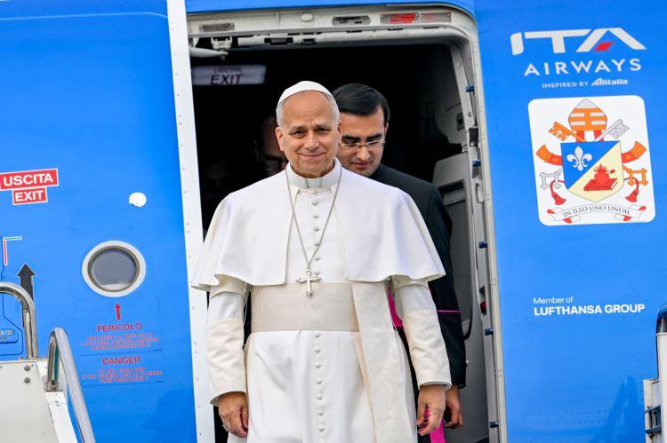 <p>İtalyan Havayolları'na ait uçağın kapısının solunda Papa Leo' nun resmi arması yer aldı.</p>
