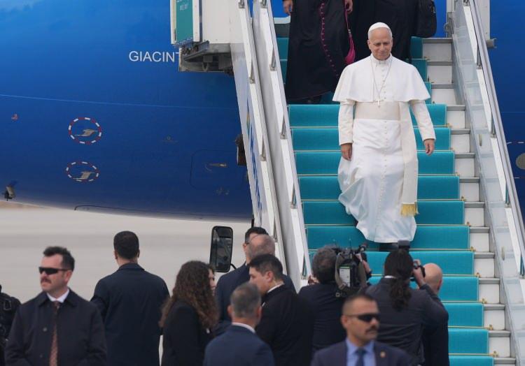 <p><span style="color:#B22222"><strong>PAPA'NIN UÇAĞINDAKİ FUTBOLCU İSMİ </strong></span></p>

<p> </p>

<p>İtalyan Havayolları'nın Papa'nın hizmetine sunduğu uçağa ismi verilen Fachetti, efsaneleşmiş bir futbolcuydu ve ilk milli maçına 1963 yılında Türkiye'ye karşı çıkmıştı. 2006 yılında, bu anıyı yinelemek için düzenlenen turnuvada yine İtalya Türkiye'ye karşı karşıya geldi ve maç berabere bitti.  </p>
