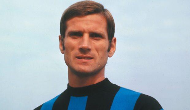 <p><span style="color:#B22222"><strong>GİANCİNTO FACCHETTİ KİMDİR?</strong></span></p>

<p> </p>

<p>İtalyan futbolcu Facchetti, futbolculuk kariyerindeki ilk milli maçını da Türkiye'ye karşı oynadı. Avrupa Şampiyonası Elemeleri birinci turunda 27 Mart 1963'te İnönü Stadı'nda oynanan karşılaşmayı İtalya, Angelo Sormani'nin golüyle 1-0 kazandı. Giacinto Facchetti ise bu mücadelede 90 dakika sahada kaldı.</p>
