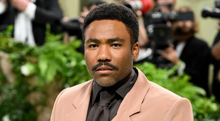 <p>Hem şarkıcı hem de oyuncu kimliğiyle tanınan dünyaca ünlü isim Donald Glover'den hayranlarını üzen haber geldi. Glover, Los Angeles'ta verdiği bir konser sırasında felç geçirdiğini açıkladı.</p>
