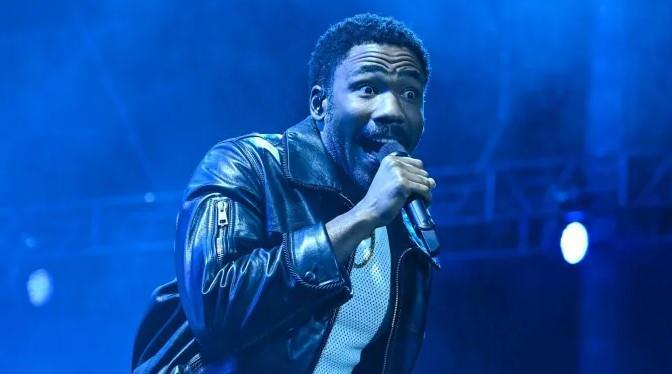 <p>Sahne adı Childish Gambino olarak bilinen Amerikalı ünlü şarkıcı Donald Glover Los Angeles'ta verdiği bir konserde yaptığı itirafla hayranlarını şaşırttı. </p>
