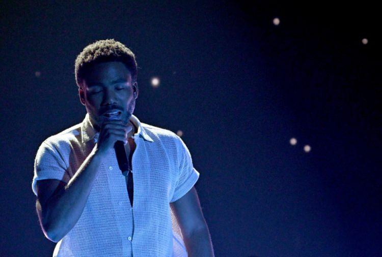 <p><strong>KALBİNDE BİR DELİK ÇIKTI</strong></p>

<p>Glover, doktorların muayeneler sırasında kalbinde bir delik bulduğunu ve bu nedenle art arda iki cerrahi operasyon geçirmek zorunda kaldığını da hayranlarıyla paylaştı.</p>

<p> </p>
