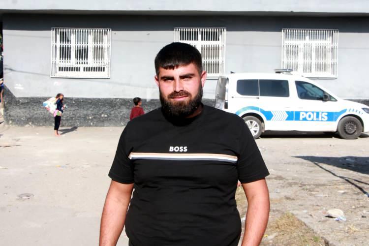 <p>MAHALLEMİZİ KÖTÜ TANITIYORLAR</p>

<p> </p>

<p>Şükrücan Şengül (23), çocukluğunun geçtiği mahalleden başka yerde yaşayamayacağını belirterek, “<strong>Bizim mahallemiz çok tehlikeli, her an her şey olabilir. Tarlabaşı, Çinçin ya da Bursa’da yeni çıkan bir mahalleymiş; kimse bize yetişemez. Şu an sakin ama bir ara sokağa girdiğiniz zaman çok şey görebilirsiniz. Her dakika olay var, polis araçları eksik olmaz. Mahallemizi kötü tanıtıyorlar ama biz seviyoruz”</strong> diye konuştu.</p>
