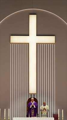 <p>Papa 14. Leo, yarın Ermeni Apostolik Katedrali'ndeki dua ziyareti ve Aya Yorgi Kilisesi'ndeki <em><strong>"ilahi ayin"</strong></em>in ardından, Hristiyan mezheplerinin <em><strong>"ortak kutsama töreni"</strong></em>ne katılacak.</p>

<p> </p>
