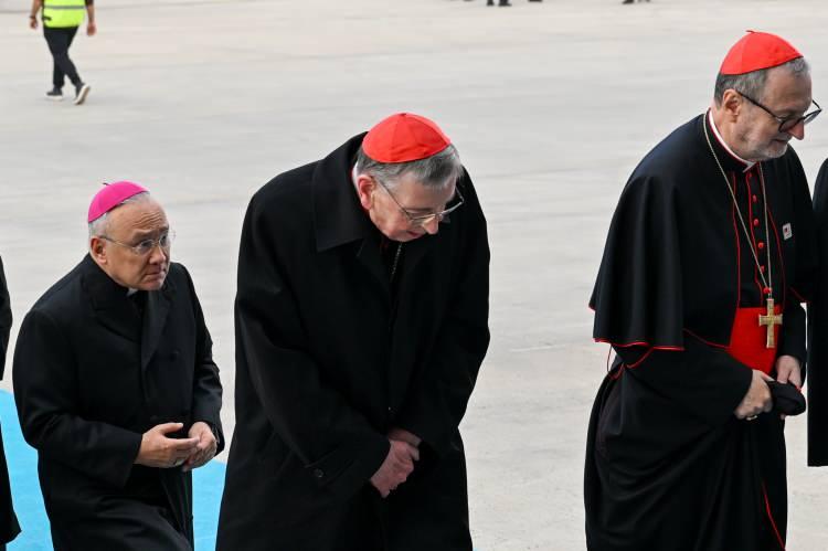 <p><span style="color:rgb(178, 34, 34)"><strong>İZNİK'TE DÜZENLENECEK AYİNE KATILACAK</strong></span></p>

<p><br />
Bu yıl, Hıristiyanlıkta büyük önem taşıyan Birinci İznik Konsili'nin 1700'üncü yılı.</p>
