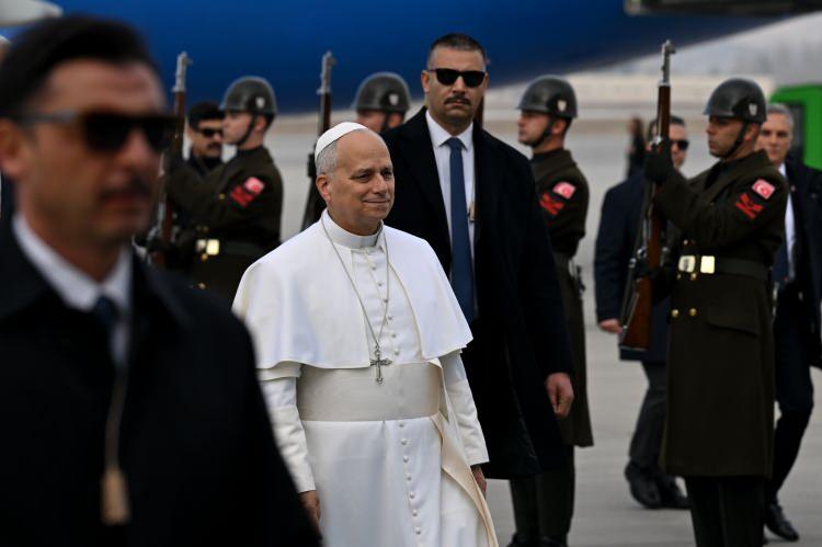 <p>Bu kapsamda Papa 14. Leo, Ankara Esenboğa Havalimanı’na iniş yaptı.</p>

<p> </p>
