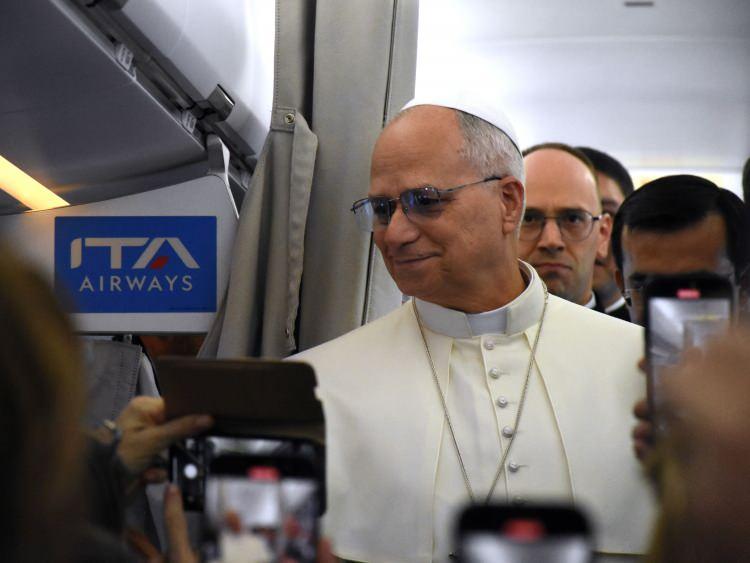 <p>Vatikan Devlet Başkanı Papa 14. Leo, ilk yurt dışı ziyaretini Türkiye’ye gerçekleştirdi. Papa 14. Leo uçakta gazeteciler ile sohbet etti.</p>

<p> </p>
