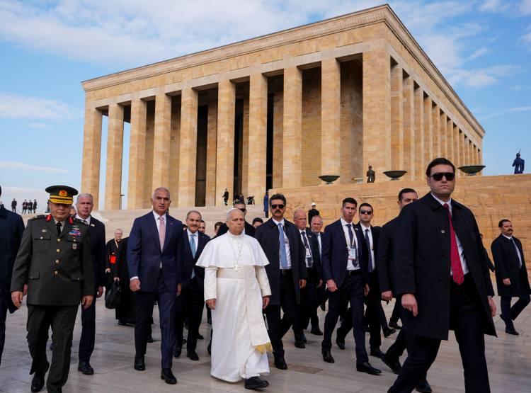 <p><span style="color:#B22222"><strong>ANITKABİR'İ ZİYARET ETTİ</strong></span></p>

<p>Papa Türkiye'deki ilk ziyaretini Anıtkabir'e gerçekleştirdi.</p>
